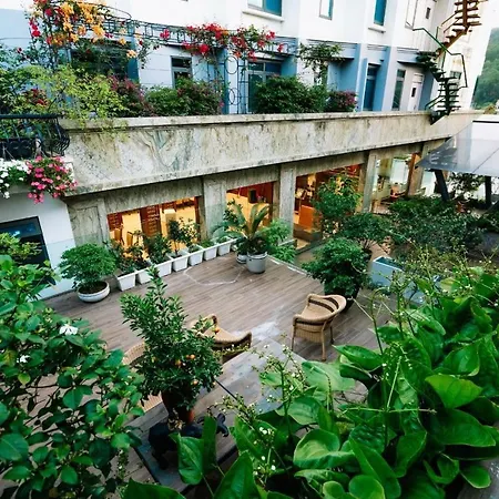 Lake Hills Hotel
