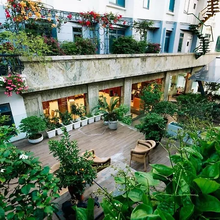 Lake Hills Hotel